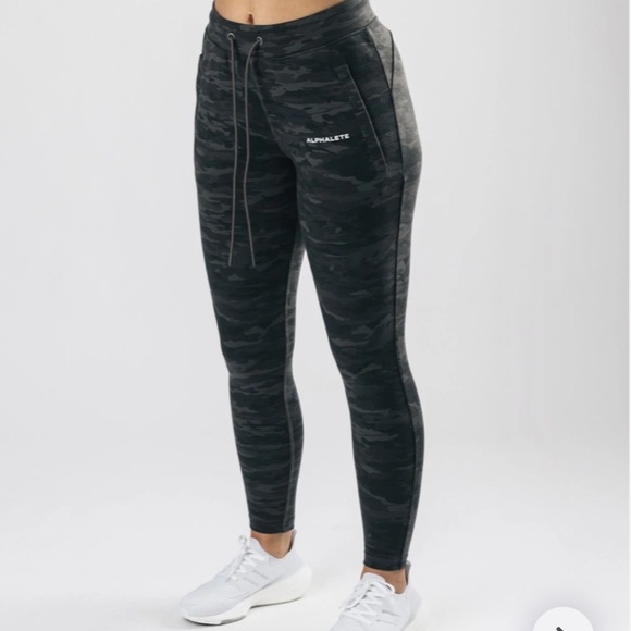 Alphalete Washed Core Jogger - Picture 2 of 12